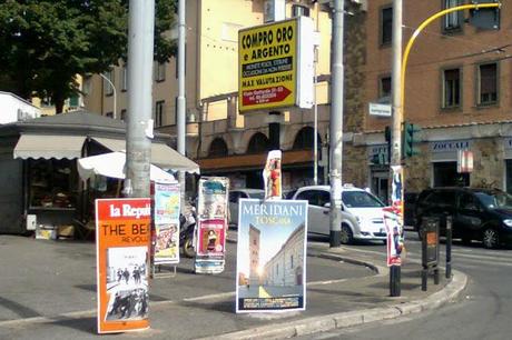 LO SPAVENTOSO DEGRADO DELLE FAVELAS CARTACEE: OGNI EDICOLA DI ROMA NE HA UNA (TOTALMENTE ABUSIVA). E I VIGGILI?