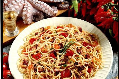 http://ricette.donnamoderna.com/var/ezflow_site/storage/images/media/images/ricette-importate/primo/pasta-secca/spaghetti-al-polpo/piatto-pronto-ingredienti-tagliere/16775281-1-ita-IT/Piatto-pronto-ingredienti-tagliere_dettaglio_ricette_slider_grande3.jpg