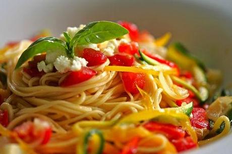 http://ricette.donnamoderna.com/var/ezflow_site/storage/images/media/images/ricette-importate/primo/pasta-fresca/pasta-fresca-alle-verdure-dell-orto/piatto-pronto-basilico-foglie/34748731-1-ita-IT/piatto-pronto-basilico-foglie_dettaglio_ricette_slider_grande3.jpg