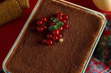http://ricette.donnamoderna.com/var/ezflow_site/storage/images/media/images/ricette-importate/dolce-dessert/torte-e-crostate/mattonella-di-biscotti/piatto-pronto-piatto-da-portata-piatto-rettangolare-uova-biscotti-tovaglia-rosso/26448201-1-ita-IT/Piatto-pronto-piatto-da-portata-piatto-rettangolare-uova-biscotti-tovaglia-rosso_dettaglio_ricette_slider_grande3.jpg
