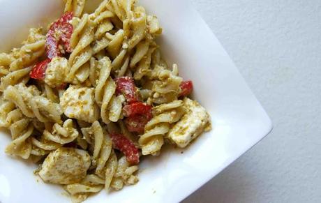 Fusilli alla crema di carciofi con feta e pomodori