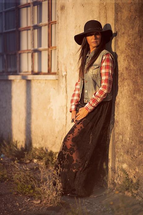 Wide-brimmed hat… I love it!