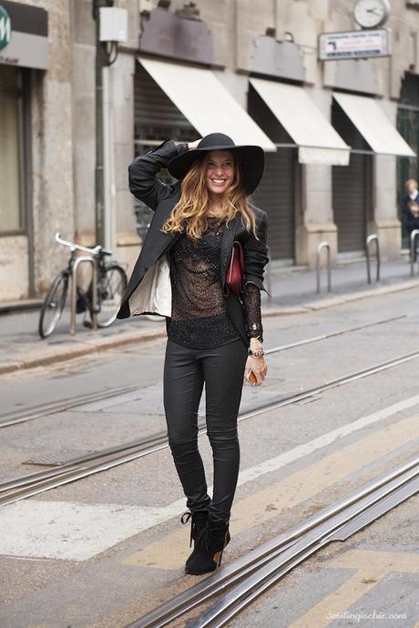 Wide-brimmed hat… I love it!