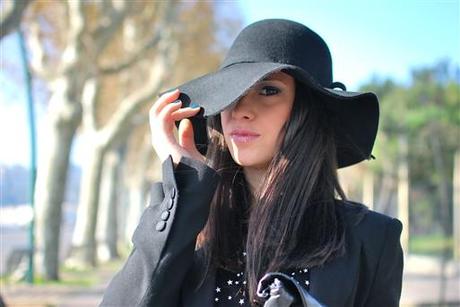 Wide-brimmed hat… I love it!