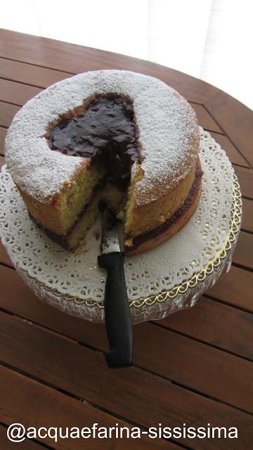 Pan di spagna con confettura di fragole