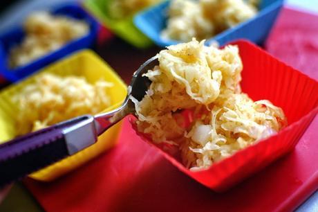 Inserire il composto di patate negli stampi Nidi croccanti di patate e uova