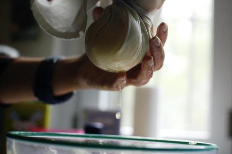 Strizzare le patate in un canovaccio Nidi croccanti di patate e uova