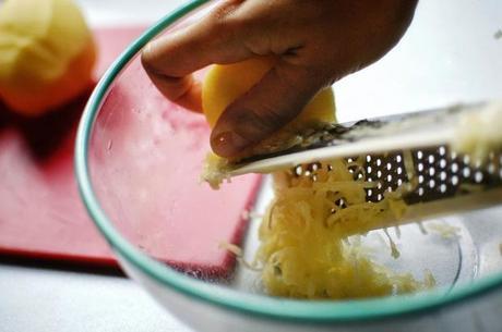 Nidi croccanti di patate e uova Grattuggiare le patate