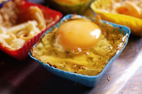 Rompere un uovo in ogni stampino Nidi croccanti di patate e uova