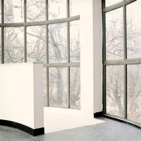 Barbara Bartolone, Dalla serie _Finestre 01_, Milano, 2000, negativo a colori 6X6 cm
