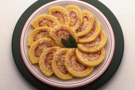 http://ricette.donnamoderna.com/var/ezflow_site/storage/images/media/images/ricette-importate/primo/polenta/rotolo-di-polenta/piatto-pronto-fette/47765131-1-ita-IT/piatto-pronto-fette_dettaglio_ricette_slider_grande3.jpg
