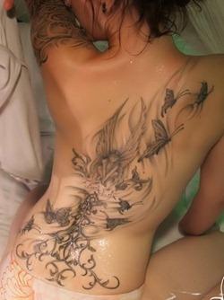 I tatuaggi rendono le donne meno affascinanti