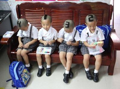 Taglio di capelli “numerato” per quattro gemelli, per aiutare gli insegnanti a distinguerli