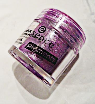 Review&Swatches; ESSENCE COLOUR ARTS PIGMENTS nelle colorazioni 01,02,05,08,09,10,11,14,15 e 16