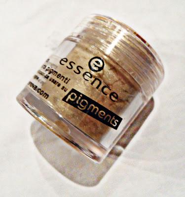 Review&Swatches; ESSENCE COLOUR ARTS PIGMENTS nelle colorazioni 01,02,05,08,09,10,11,14,15 e 16