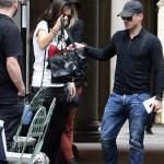 Milano, Wesley Sneijder e Yolanthe Cabau passeggiano in centro04