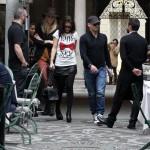 Milano, Wesley Sneijder e Yolanthe Cabau passeggiano in centro03