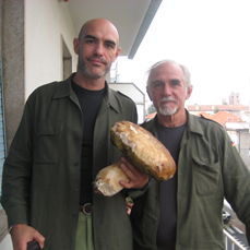 Massimiliano e Piero Chiesa raccolgono un porcino reale da record