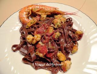 RICETTE A BASE DI PESCE ... Tagliattelle al cacao con gamberoni e mazzancolle ...