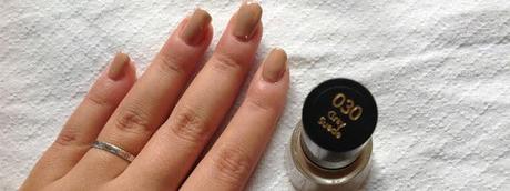 #19 Nac: 030 di Revlon (la review) + Halloween caviar nail art