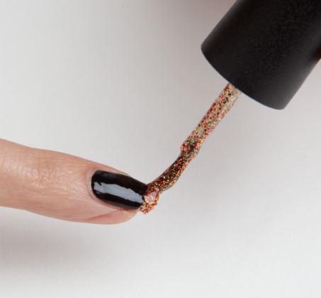 Halloween Nail Art tutorial: Glitter Tips. Scopri come realizzarle!