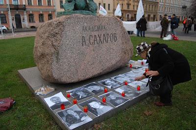 La marcia e gli assenti.