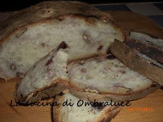 Pane con farro, mirtilli rossi e noci