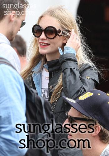 Concorso Sunglasses Shop: vinci occhiali Prada!