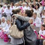 Marsiglia, manifestazione anti gay: due ragazze si baciano, folla inferocita