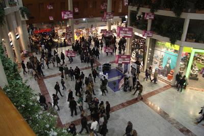 domenica di pioggia al centro commerciale