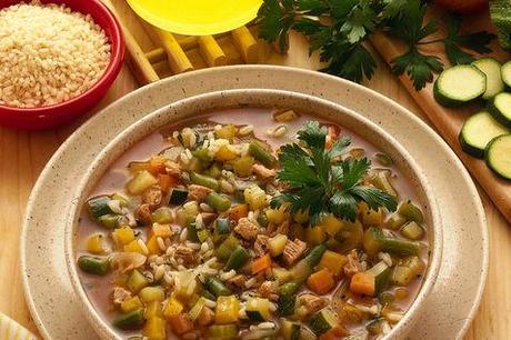 http://ricette.donnamoderna.com/var/ezflow_site/storage/images/media/images/ricette-importate/primo/minestra-e-zuppa/minestrone-alla-greca/piatto-pronto-ingredienti-oliera-ciotolina/51869781-1-ita-IT/piatto-pronto-ingredienti-oliera-ciotolina_dettaglio_ricette_slider_grande3.jpg