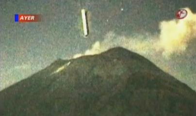 Enorme UFO sigariforme ripreso da una webcam sul vulcano Popocatepetl