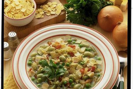 http://ricette.donnamoderna.com/var/ezflow_site/storage/images/media/images/ricette-importate/primo/minestra-e-zuppa/minestrone-prelibato/piatto-pronto-ingredienti-tovagliolo-saliera-pepiera/51209071-1-ita-IT/piatto-pronto-ingredienti-tovagliolo-saliera-pepiera_dettaglio_ricette_slider_grande3.jpg