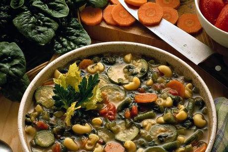 http://ricette.donnamoderna.com/var/ezflow_site/storage/images/media/images/ricette-importate/primo/minestra-e-zuppa/minestrone-triestino/piatto-pronto-posate-coltello-ingredienti/49244251-1-ita-IT/piatto-pronto-posate-coltello-ingredienti_dettaglio_ricette_slider_grande3.jpg