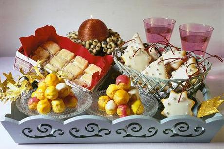 http://ricette.donnamoderna.com/var/ezflow_site/storage/images/media/images/ricette-importate/dolce-dessert/biscotti-dolcetti-pasticcini/montagnette-di-bigne/piatto-pronto-bicchierini-rosa-vassoio/24579411-1-ita-IT/piatto-pronto-bicchierini-rosa-vassoio_dettaglio_ricette_slider_grande3.jpg