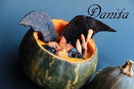 Zuppa di pipistrello con ali croccanti, dadolata irrorata di sangue di strega e ossicina croccanti