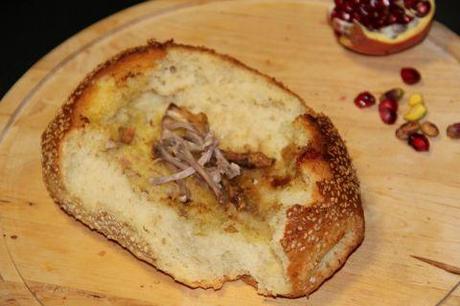 Pipistrello, in sarcofago, ripieno di piccole larve di sanguisuga, seccate e tritate con palline si sanque gelificato di vampiro