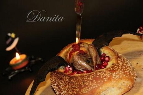 Pipistrello, in sarcofago, ripieno di piccole larve di sanguisuga, seccate e tritate con palline si sanque gelificato di vampiro