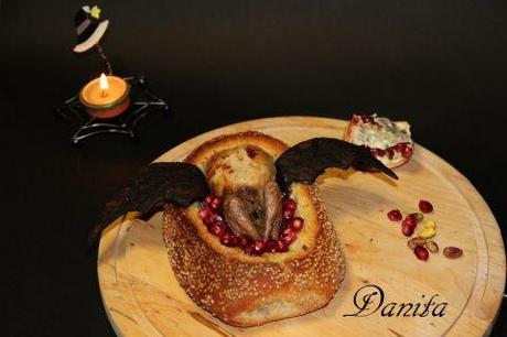 Pipistrello, in sarcofago, ripieno di piccole larve di sanguisuga, seccate e tritate con palline si sanque gelificato di vampiro