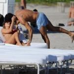 Aaron Diaz e Lola Ponce in spiaggia a Miami07