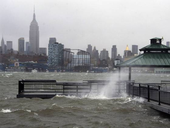 Natura incontenibile: l’uragano Sandy sferza gli Stati Uniti, il terremoto torna a scuotere l’Italia