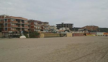 Demolire subito gli ecomostri sulla spiaggia di Lavinio. Guardate che roba, al confronto Ostia e Torvajanica sembrano Saint Tropez