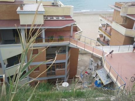 Demolire subito gli ecomostri sulla spiaggia di Lavinio. Guardate che roba, al confronto Ostia e Torvajanica sembrano Saint Tropez