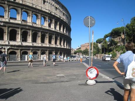 Segnaletica nel Centro Storico. Un grande reportage tutto da gustare (prima e durante i conati di vomito)