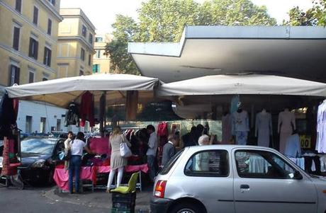 Testaccio. Semplicemente impossibile anche soltanto farsi una passeggiata...