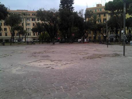 Ancora Piazza dei Re di Roma. Uno di quei luoghi in cui ti vergogni e ti senti umiliato ad essere cittadino di questa città