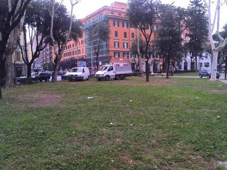 Ancora Piazza dei Re di Roma. Uno di quei luoghi in cui ti vergogni e ti senti umiliato ad essere cittadino di questa città
