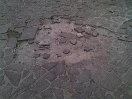 Ancora Piazza dei Re di Roma. Uno di quei luoghi in cui ti vergogni e ti senti umiliato ad essere cittadino di questa città