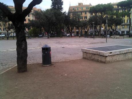 Ancora Piazza dei Re di Roma. Uno di quei luoghi in cui ti vergogni e ti senti umiliato ad essere cittadino di questa città