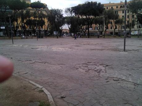 Ancora Piazza dei Re di Roma. Uno di quei luoghi in cui ti vergogni e ti senti umiliato ad essere cittadino di questa città